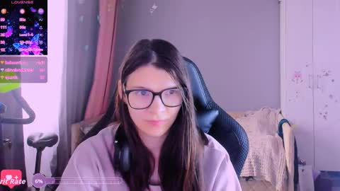 Snapshot of mollylollipop20 chatting on April 8, 6:02 am KIRA online show from April 8, 6:02 am