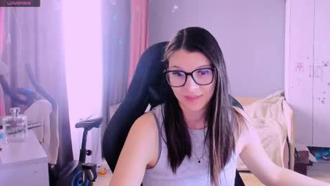 Snapshot of mollylollipop20 chatting on April 20, 5:54 am KIRA online show from April 20, 5:54 am