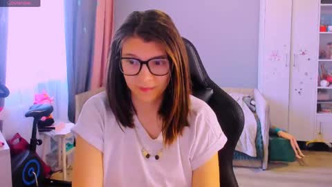 Snapshot of mollylollipop20 chatting on June 1, 2:46 am KIRA online show from June 1, 2:46 am