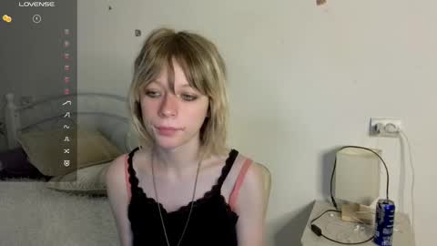 Snapshot of mollysally chatting on June 8, 4:24 am mollysally online show from June 8, 4:24 am