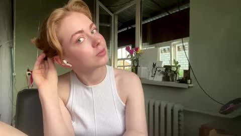 Snapshot of molyangel chatting on June 4, 4:24 pm Oksana online show from June 4, 4:24 pm