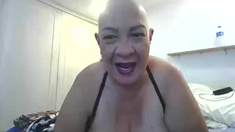 Snapshot of mom_is_wet chatting on October 15, 4:01 am nativa online show from October 15, 4:01 am