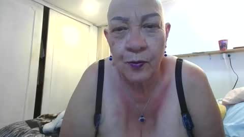 Snapshot of mom_is_wet chatting on November 11, 4:56 am nativa online show from November 11, 4:56 am