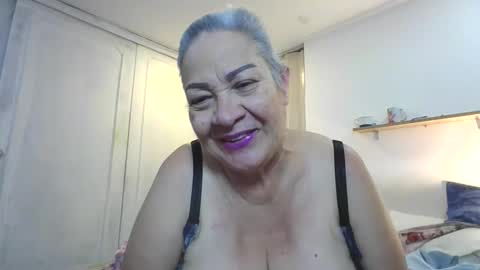 Snapshot of mom_is_wet chatting on February 25, 4:11 am nativa online show from February 25, 4:11 am