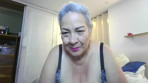 Snapshot of mom_is_wet chatting on March 5, 4:19 am nativa online show from March 5, 4:19 am