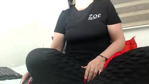 Snapshot of mommy26 chatting on December 2, 1:00 am mommy26 online show from December 2, 1:00 am