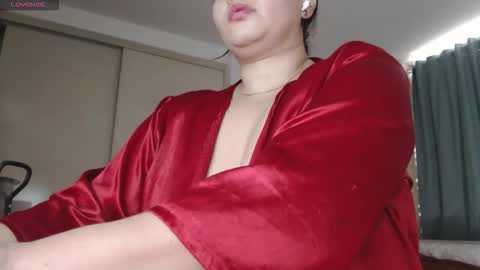 Snapshot of mommyissuess_ chatting on November 5, 3:34 pm Daphne online show from November 5, 3:34 pm