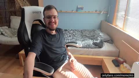 momotkb online show from September 22, 7:27 pm