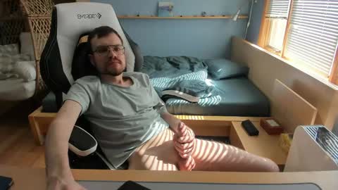 momotkb online show from April 17, 8:01 pm