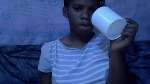 Snapshot of momsdoll chatting on January 7, 6:05 am momsdoll online show from January 7, 6:05 am