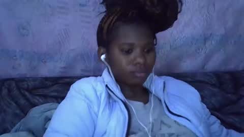 Snapshot of momsdoll chatting on January 10, 6:15 am momsdoll online show from January 10, 6:15 am