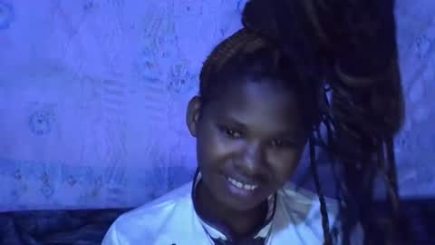 Snapshot of momsdoll chatting on January 13, 5:51 pm momsdoll online show from January 13, 5:51 pm