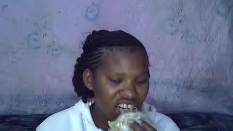 Snapshot of momsdoll chatting on February 3, 5:27 am momsdoll online show from February 3, 5:27 am