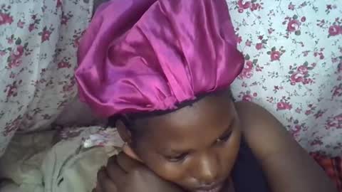 Snapshot of momsdoll chatting on February 8, 7:12 am momsdoll online show from February 8, 7:12 am