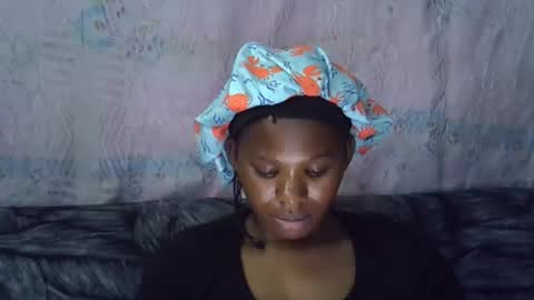 Snapshot of momsdoll chatting on February 23, 12:02 pm momsdoll online show from February 23, 12:02 pm