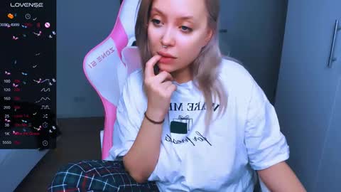 Snapshot of monalauu chatting on December 26, 11:32 am online show from December 26, 11:32 am