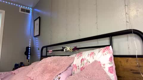 Snapshot of monicav21 chatting on December 10, 5:17 am Monica online show from December 10, 5:17 am