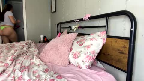 Snapshot of monicav21 chatting on December 12, 4:37 am Monica online show from December 12, 4:37 am