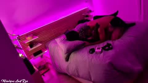 Snapshot of moniqueandrye chatting on November 22, 11:37 pm Monique Rye online show from November 22, 11:37 pm