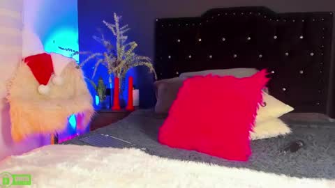 Snapshot of moniqueyoumilf chatting on December 6, 2:35 am Monique online show from December 6, 2:35 am