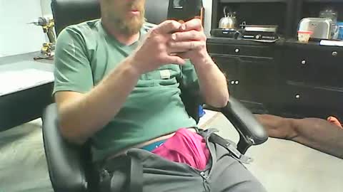 Snapshot of monkeypants04 chatting on June 10, 4:28 pm monkeypants04 online show from June 10, 4:28 pm