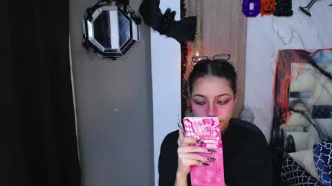 Snapshot of moon_and_fire_ chatting on October 25, 5:26 am moon_and_fire_ online show from October 25, 5:26 am