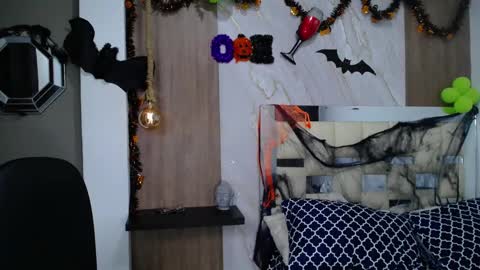 Snapshot of moon_and_fire_ chatting on October 27, 5:55 am moon_and_fire_ online show from October 27, 5:55 am