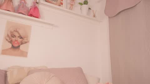Snapshot of moon_angels chatting on June 15, 12:29 pm Angels online show from June 15, 12:29 pm