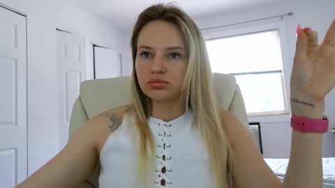 Snapshot of moon_light_girl chatting on June 9, 7:25 pm moon_light_girl online show from June 9, 7:25 pm