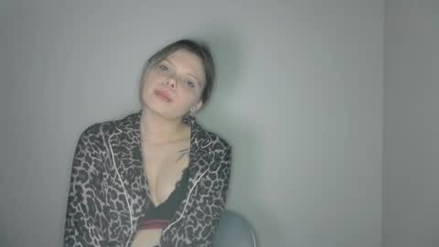 moon_lili online show from March 31, 9:15 pm