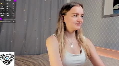 Snapshot of moon_puzzles chatting on December 1, 8:14 pm moon_puzzles online show from December 1, 8:14 pm