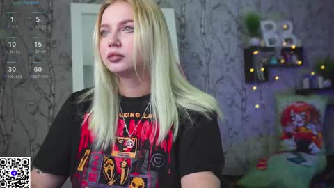 Snapshot of moon_valkyriie chatting on December 16, 9:03 am Emilia online show from December 16, 9:03 am