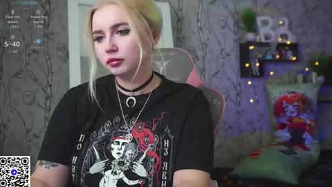 Snapshot of moon_valkyriie chatting on December 23, 10:46 am Emilia online show from December 23, 10:46 am