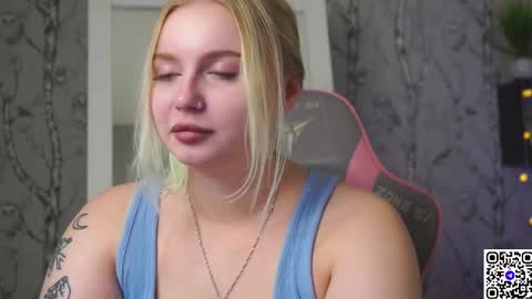 Snapshot of moon_valkyriie chatting on January 5, 5:27 pm Emilia online show from January 5, 5:27 pm