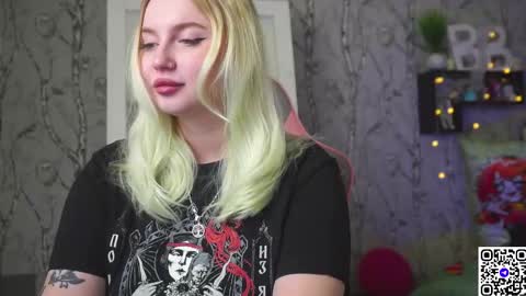 Snapshot of moon_valkyriie chatting on January 6, 9:02 am Emilia online show from January 6, 9:02 am