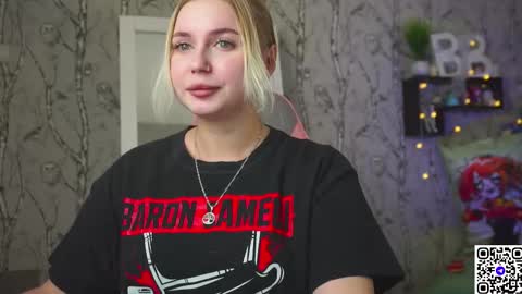 Snapshot of moon_valkyriie chatting on February 2, 8:02 am Emilia online show from February 2, 8:02 am