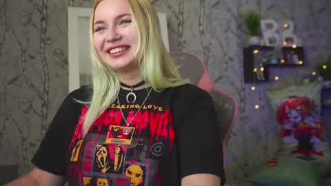 Snapshot of moon_valkyriie chatting on February 3, 6:11 am Emilia online show from February 3, 6:11 am