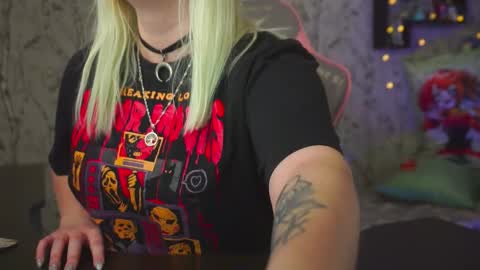 Snapshot of moon_valkyriie chatting on February 3, 6:22 am Emilia online show from February 3, 6:22 am