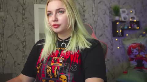 Snapshot of moon_valkyriie chatting on February 3, 6:40 am Emilia online show from February 3, 6:40 am