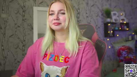 Snapshot of moon_valkyriie chatting on February 5, 8:08 am Emilia online show from February 5, 8:08 am