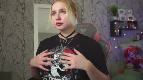 Snapshot of moon_valkyriie chatting on February 6, 6:07 am Emilia online show from February 6, 6:07 am