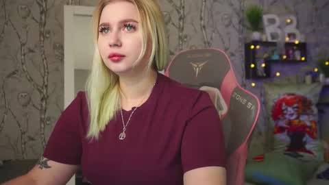 Snapshot of moon_valkyriie chatting on February 26, 9:30 am Emilia online show from February 26, 9:30 am