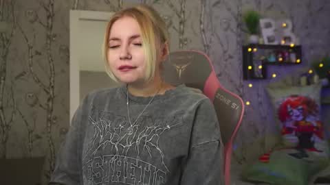 Snapshot of moon_valkyriie chatting on February 27, 9:53 am Emilia online show from February 27, 9:53 am