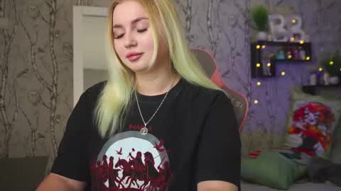 Snapshot of moon_valkyriie chatting on March 1, 9:00 am Emilia online show from March 1, 9:00 am