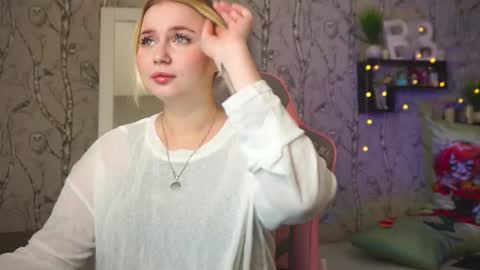 Snapshot of moon_valkyriie chatting on March 3, 9:15 am Emilia online show from March 3, 9:15 am