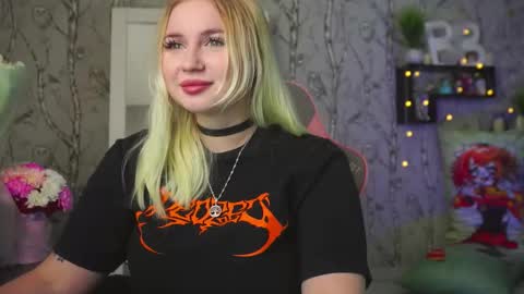 Snapshot of moon_valkyriie chatting on March 5, 9:27 am Emilia online show from March 5, 9:27 am