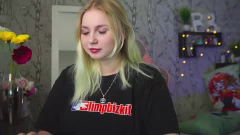 Snapshot of moon_valkyriie chatting on March 10, 10:20 am Emilia online show from March 10, 10:20 am