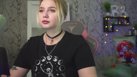 Snapshot of moon_valkyriie chatting on March 13, 9:27 am Emilia online show from March 13, 9:27 am