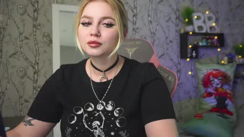 Snapshot of moon_valkyriie chatting on March 30, 9:32 am Emilia online show from March 30, 9:32 am