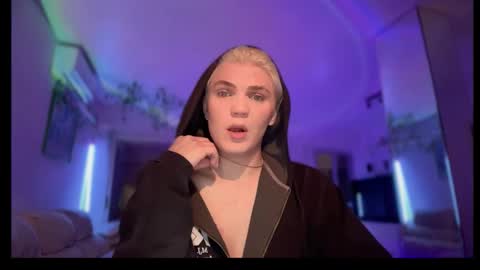 moonflamek online show from March 29, 8:20 pm